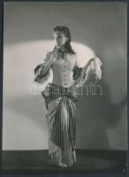 cca 1944 Tolnay Klári (1914-1998) színésznő Rozgonyi műtermében, 11x8 cm