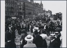 cca 1919 Budapest, Népgyűlés a Nyugati kávéház előtt, korabeli negatívról készült mai nagyítás, 13x1...