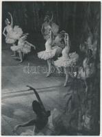 cca 1955 Botta Ferenc (1919-1968): Balett, aláírt vintage fotóművészeti alkotás, 24x18 cm
