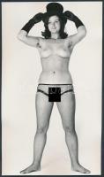 cca 1970 Egy kalap öltöztet! 3 db finoman erotikus fénykép, 24x14 cm /
cca 1970 3 erotic photos, 24...