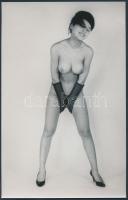 cca 1970 Mutatványok, 3 db finoman erotikus fénykép, 24x15 cm /
cca 1970 3 erotic photos, 24x15 cm