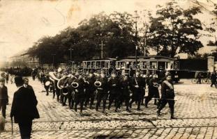 Budapest VIII. Fiumei út, katonai felvonulás, villamos; Schäffer udv. fényk. photo (b)
