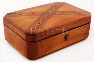 Copf stílusú fa doboz, intarziás, kulccsal, 24×16 cm, m:8,5 cm