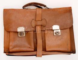 Régi bőr iskolatáska, szakadással, 30×42 cm