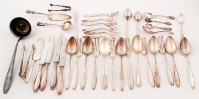 Nagy ezüstözött, díszes étkészlet tétel: kések, villák, merőkanál, tortalapát, kávéskanál, süteményes villák, teafű-tartó kanalak, stb., egy részük jelzett, összesen 38 db