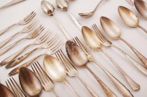 Nagy ezüstözött, díszes étkészlet tétel: kések, villák, merőkanál, tortalapát, kávéskanál, süteménye...