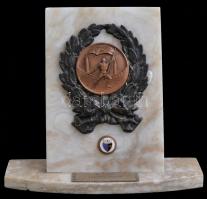 1948. "40 éves a Szentlőrinci Atlétikai Club" fém érem márványlapon, "LUDVIG BP"...