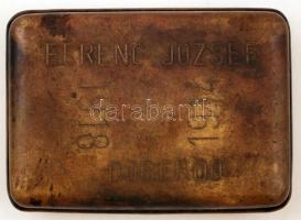 1914 Lófej díszítésű cigaretta tárca fémből, 10x7,5x2,5 cm / Cigarette holder