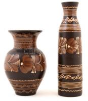 2 db növénymotívumos mázas kerámia váza, kézzel festett, jelzett, apró lekopásokkal, az egyik kis sérüléssel, m: 24,5 ill. 35 cm