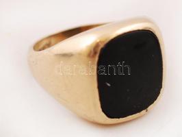 Arany 14 K (Au.) férfi pecsétgyűrű, jelzett, szintetikus kővel, bruttó: 9,2 g / Man signet goldring (14 Ct)