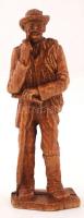 Jelzés nélkül: Pipázó kiránduló. Faragott fa, m:18 cm