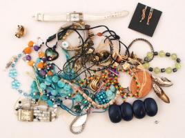 Vegyes bizsu tétel aranyszínű zsákban, órák, nyaklánc, fülbevalók, stb