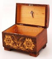 Dekoratív pirogravált lengyel szuvenír fadoboz, kulccsal, az alján emlékfelirattal, 16×10×10,5 cm