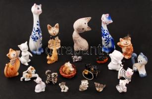 Vegyes macska tétel: 22 db macskafigura, különféle anyagokból: porcelán, kerámia, fa, szövet, különböző méretben