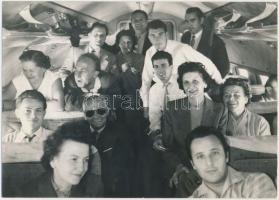 1959. szeptember 4. Az Állami Operaház társulata útban Bukarest felé, Tóth László felvétele a repülő...