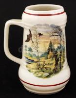 Hollóházi vadász mintás porcelán korsó, matricás, hibátlan, jelzett, m: 15 cm