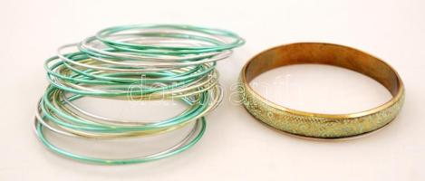 24 db-os zöld-arany-ezüst bizsu karkötőszett, d: 6,5 cm