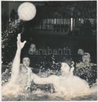 1975 Magyar-Szu vízilabda meccs, fehér sapkában Sárosi László (1946-) olimpiai bajnok vízilabdázó fo...