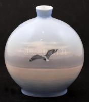 Royal Copenhagen porcelán váza, máz alatti kézi festéssel, jelzett, 15x13x6 cm