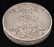 Virágmotívumokkal díszített kerek, ezüst(Ag) púdertartó, fém betéttel, jelzett, d: 6 cm, nettó: 31,4...