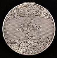 Virágmotívumokkal díszített kerek, ezüst(Ag) púdertartó, fém betéttel, jelzett, d: 6 cm, nettó: 31,4...