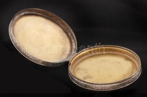 Virágmotívumokkal díszített kerek, ezüst(Ag) púdertartó, fém betéttel, jelzett, d: 6 cm, nettó: 31,4...