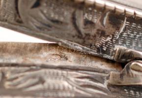 Virágmotívumokkal díszített kerek, ezüst(Ag) púdertartó, fém betéttel, jelzett, d: 6 cm, nettó: 31,4...