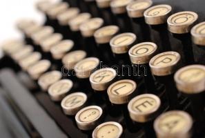 cca 1930 Mercedes Prima írógép magyar billentyűzettel, jelzett, jó állapotban, működik, 34×33 cm