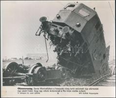 cca 1960-1970 4 db MTI fotó (katasztrófák, balesetek, tüntetés, stb.), különböző méretben