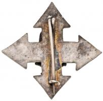 ~1944-1945. Nyilaskeresztes jelvény rohamosztagos rátéttel. Feltételezhetőleg valamely nyilas szerve...