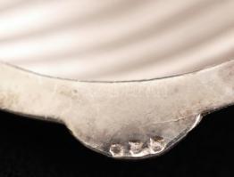Kisméretű ezüst (Ag.) szelence, jelzett, 3,5×4,5 cm, nettó 13,5 g