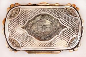 Díszes régi névjegykártya-tartó, alpakka vázon, gyöngyház fedéllel, az egyik fedélen városképes ezüs...