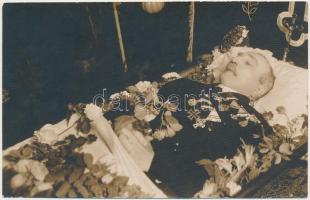 Halott tábornok a ravatalon, ruháján sok kitüntetéssel, fotólap, 9x14 cm