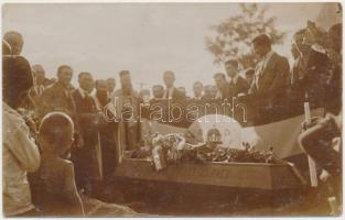 cca 1920-1930 Temetés címeres zászló előtt, fotólap, 9x14 cm
