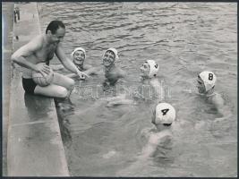 Kárpáti György(1935-) edző, a Nemzet Sportolója és vízilabdázói, Magyar Hírek Szerkesztősége, hátold...
