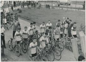 cca 1960 Postás kerékpárversenyzők felvonulása, 13x18 cm