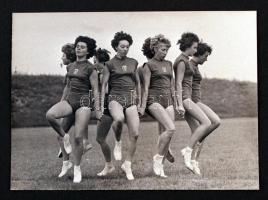 Sportoló lányok edzésben, kartonra kasírozott fotó, 13x18 cm, karton 24x29 cm