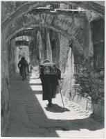 Vámos László: Alkonyati zsánerkép, hátoldalon feliratozott, pecséttel jelzett fotó, egyik sarkán tör...