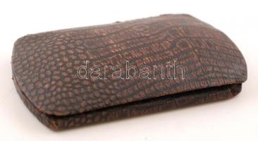 Juszt Ferencz Látszerész, Budapest, IV. Muzem-körut 15. szemüvegtok, bőr, 11x6,5cm