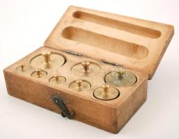 Koronás súlykészlet egyik súly pótolt, eredeti dobozában, hiánytalan, 13×7 cm