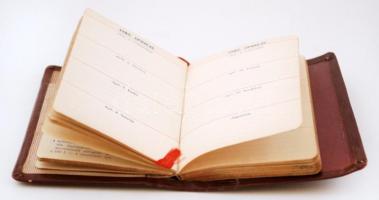 1942 Autotaxi R.T. naptár bőrkötésben arany lapszélekkel, 11x8cm