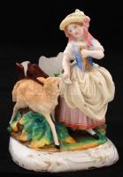 Kislány báránnyal, festett bisquit porcelán tolltartó, kézzel festett, jelzés nélkül, kopásnyomokkal, 12,5×10×17 cm