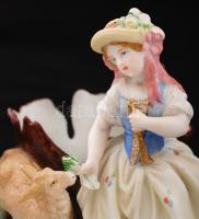 Kislány báránnyal, festett bisquit porcelán tolltartó, kézzel festett, jelzés nélkül, kopásnyomokkal...
