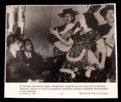 A magyar foci válogatott tagjai, Solymosi, Sándor és Grosics Rancaguában, Chilében szórakoznak az ed...