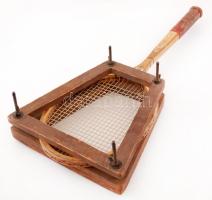 Régi teniszütő, tartóval, kis kopásnyomokkal, h: 69 cm