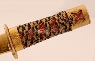 Dísz tantó, japán tőr, gazdagon díszített markolattal és hüvellyel, pengehossz: 22 cm, teljes hossz:...