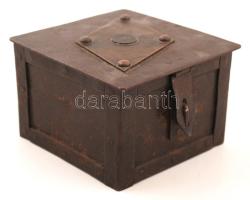 Vas persely, lakat nélkül, a tetején 1902-es fillérrel, 11,5×11×7 cm