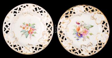 Jelzett áttört virágos dísztányér (2db), kézzel festett, kopott, d:26 cm