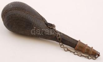 Orientalizáló stílusú bőr lőportartó, fém szerelékkel, m: 22 cm