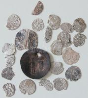 Középkori tétel 21db Ag denár pénzrészdarab + 1 Br lyukasztott